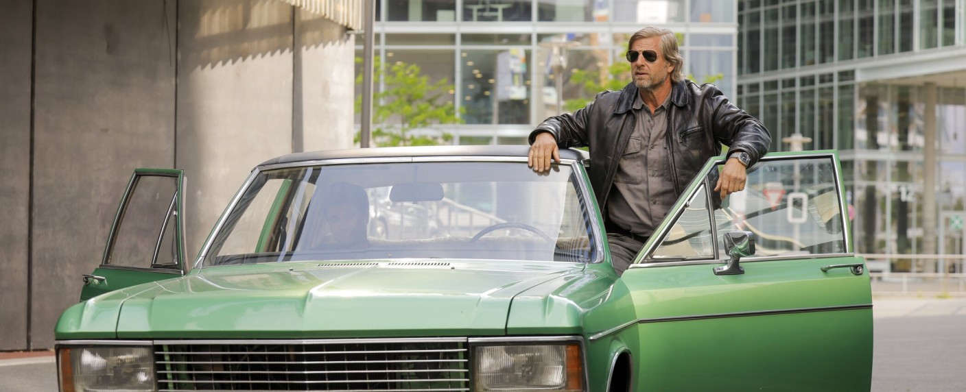 „Der letzte Bulle“: An diesem Tag ist Henning Baum im Free-TV zurück – Neue Fälle warten nicht nur bei Amazon auf Mick Brisgau – Bild: Joyn/​Tom Trambow