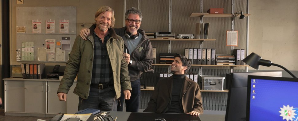(v. l.) Henning Baum, Regisseur Wolfgang Groos und Maximilian Grill – Bild: Sat.1/Tom Trambow