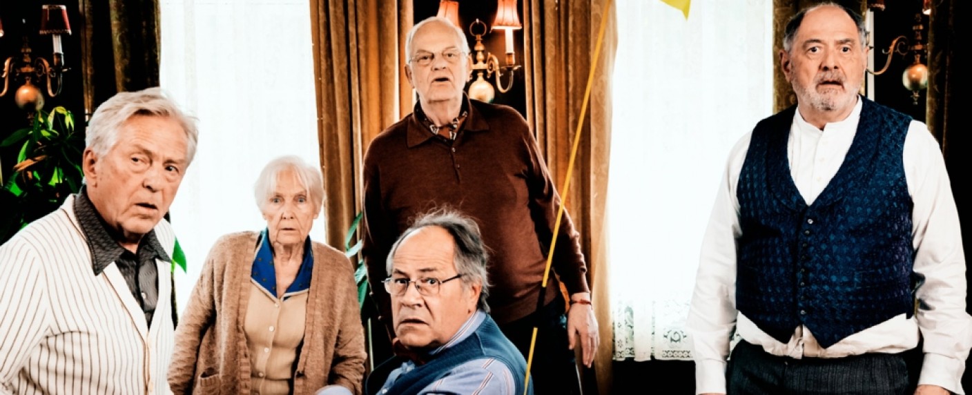 [UPDATE] „Der letzte Wille“: Neue Altersheim-Comedy wird vorerst nicht gezeigt – Indirekter Nachfolger von „Die Kirche bleibt im Dorf“ im SWR – Bild: SWR/​FortuneCookie