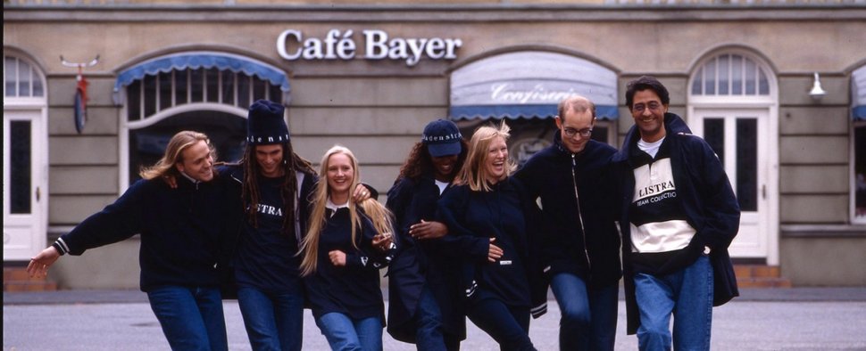 Der „Lindenstraße“-Cast vor dem Café Bayer (Archivbild) – Bild: GFF/WDR
