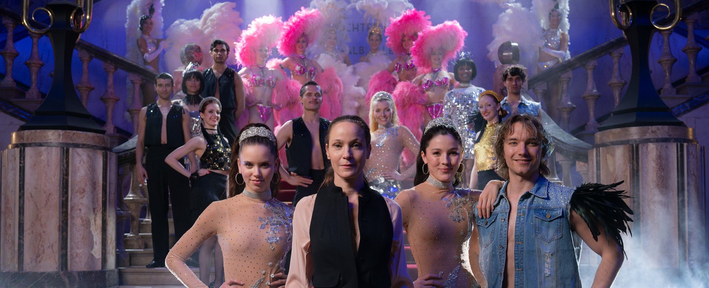 Quoten: „Der Palast“ kehrt schwach zurück, „Wer wird Millionär?“ startet gut in 3-Millionen-Euro-Woche – „Großstadtrevier“ insgesamt vorn, „Unsere Lieblinge“ floppen – Bild: Constantin Film/​MOOVIE/​ZDF/​Krzysztof Wiktor