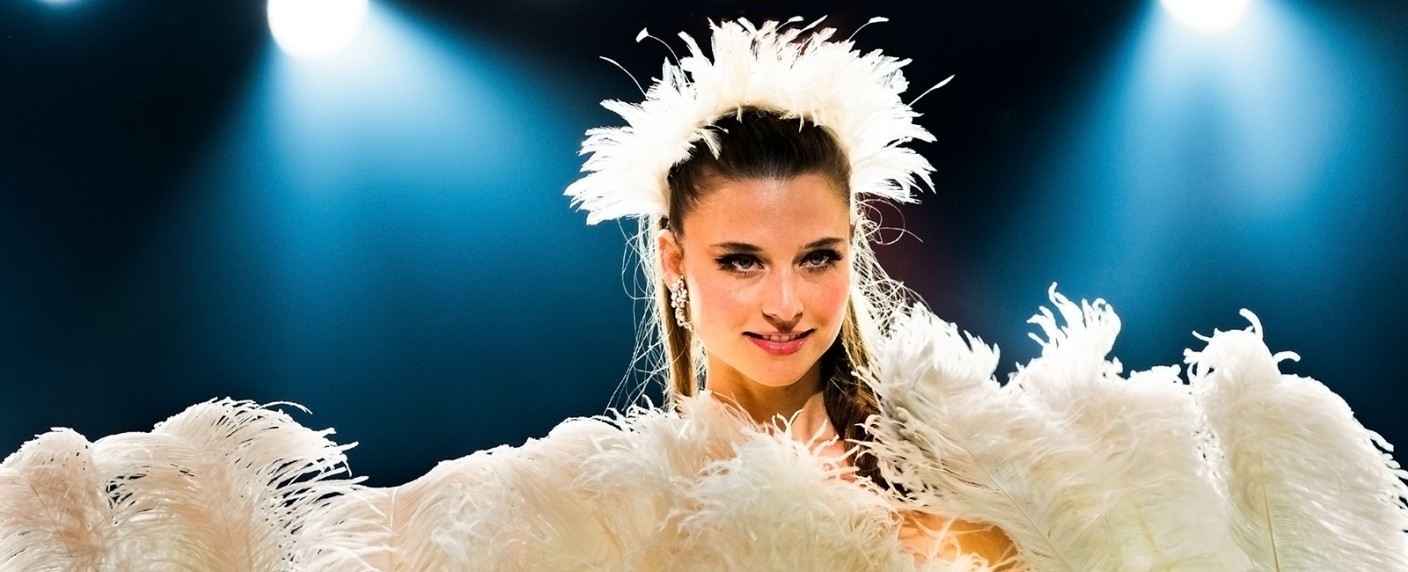 „Der Palast“: ZDF-Serie über das „Las Vegas“ des Ostens ist im Kasten – Svenja Jung spielt Doppelrolle in Prestigeprojekt über den Friedrichstadtpalast – Bild: ZDF/​Julia Terjung