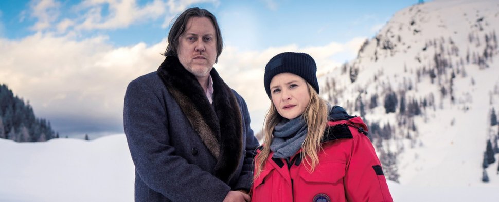 „Der Pass“: Gedeon Winter (Nicholas Ofczarek) und Ellie Stocker (Julia Jentsch) – Bild: ZDF/sammy hart