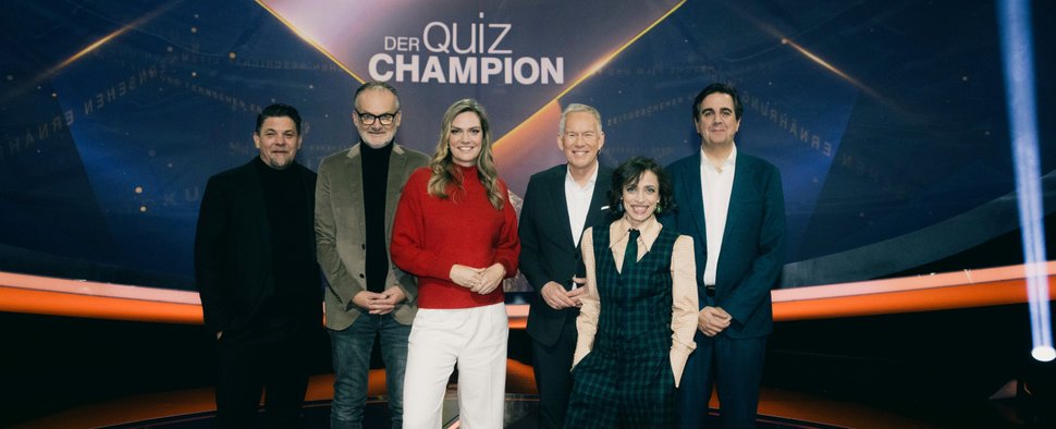 „Der Quiz-Champions“ am 21. März 2026 mit (v. l.) Tim Mälzer, Frank Plasberg, Julia Scharf, Johannes B. Kerner, Anna Thalbach und Bastian Pastewka – Bild: ZDF/Thomas Kierok