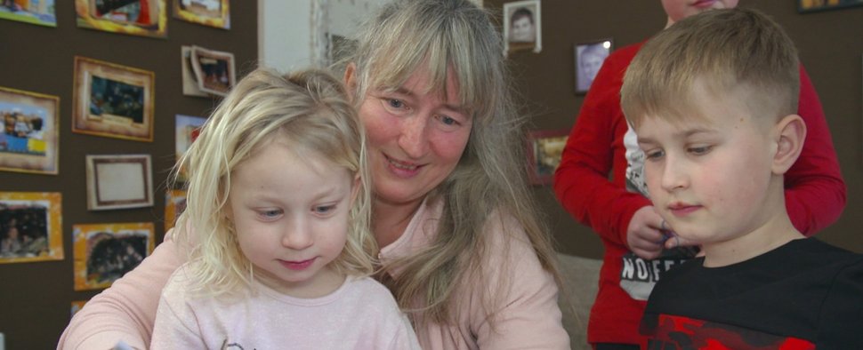 Diana aus Berlin kümmert sich um ihre Kinder. – Bild: RTL Zwei