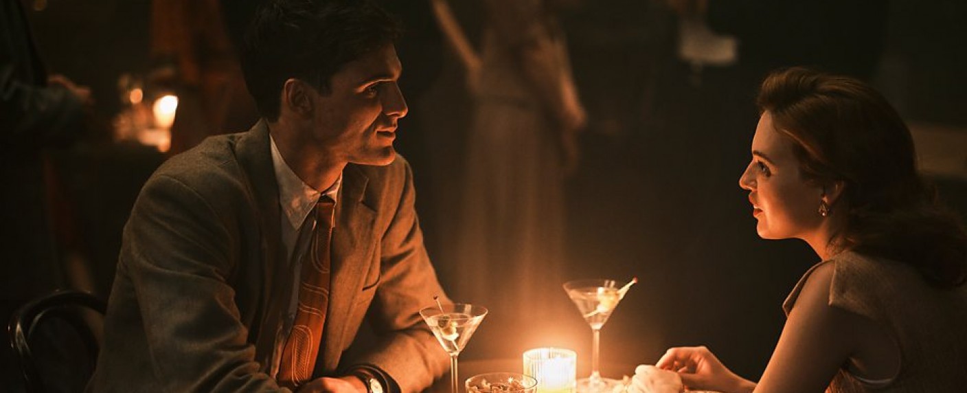 BBC zeigt Romanverfilmung mit Ciarán Hinds und „The Mentalist“-Star Simon Baker – „Der schmale Pfad durchs Hinterland“ wird als Miniserie verfilmt – Bild: Amazon/​BBC