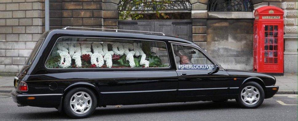 Der „Sherlock“-Leichenwagen verkündet den Starttermin – Bild: BBC/Twitter