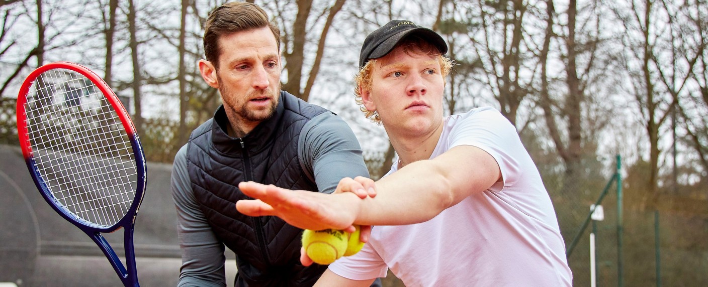 Boris-Becker-Biografie von RTL: „Der Spieler“ findet Haupdarsteller – Bruno Alexander („Wir Kinder vom Bahnhof Zoo“) verkörpert das Tennis-Ass – Bild: TVNOW/​Morris Mac Matzen