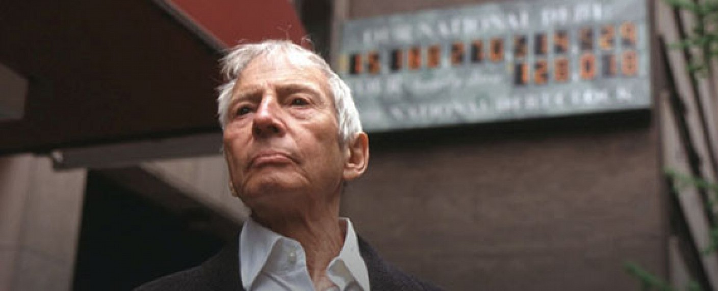 Doku-Reihe „Der Unglücksbringer: das Leben und die Tode des Robert Durst“ ab Mai bei Sky – Millionär nach Ausstrahlung des HBO-Sechsteilers unter Mordverdacht festgenommen – Bild: HBO