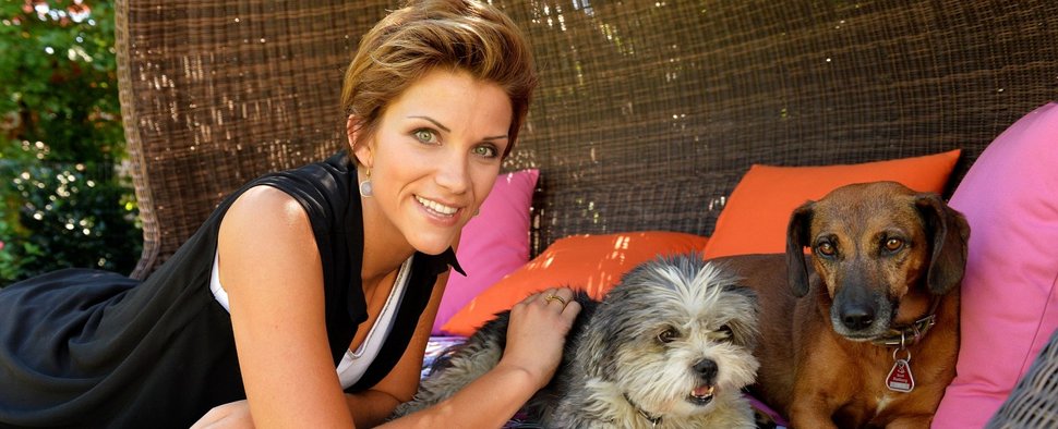 „Der V.I.P. Hundeprofi“: Anna-Maria Zimmermann mit ihren Hunden Jamy und Bella – Bild: VOX/PA/Frank May