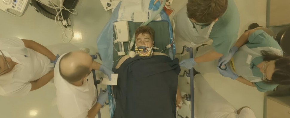 Der Verletzte des Autounfalls wird im Schockraum untersucht. – Bild: ZDF/me:works