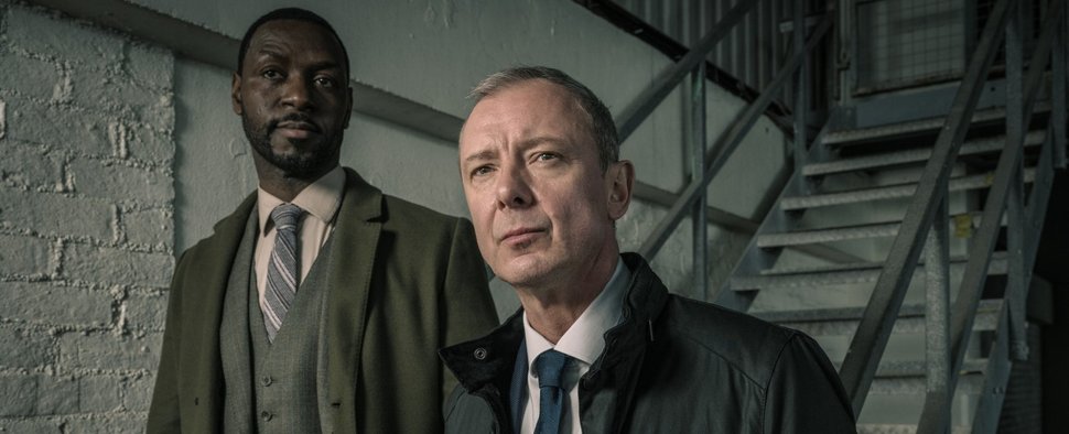 DS Glenn Branson (Richie Campbell, l.) und DS Roy Grace (John Simm) – Bild: ZDF/Jonathan Browning