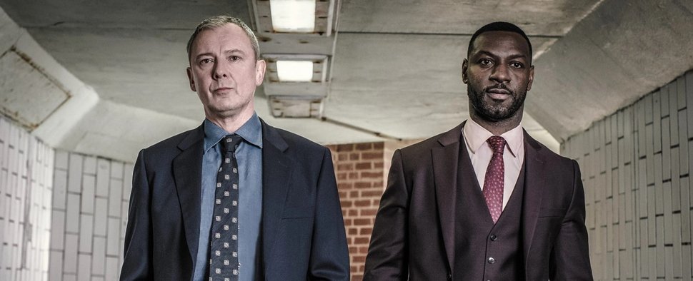 „Detective Grace“: Roy Grace (John Simm, l.) und sein Partner Glenn Branson (Richie Campbell) ermittelt ab November im ZDF – Bild: ITV