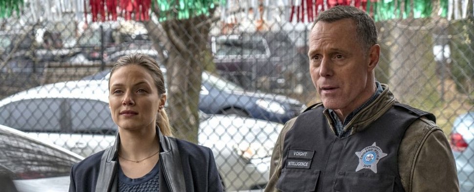 Detective Hailey Upton (Tracy Spiridakos, l.) mit Voight (Jason Beghe) in „Chicago P.D.“ – Bild: NBC