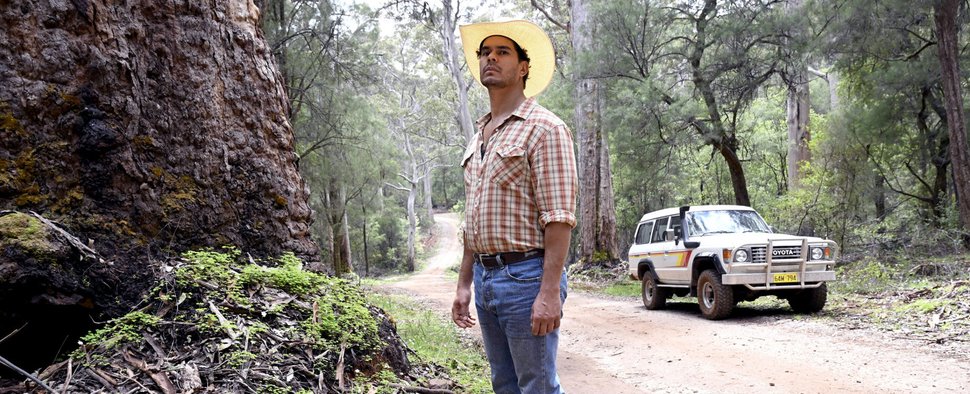 Detective Jay Swan (Mark Coles Smith) kommt im Regenwald nicht zur Ruhe – Bild: All3Media International