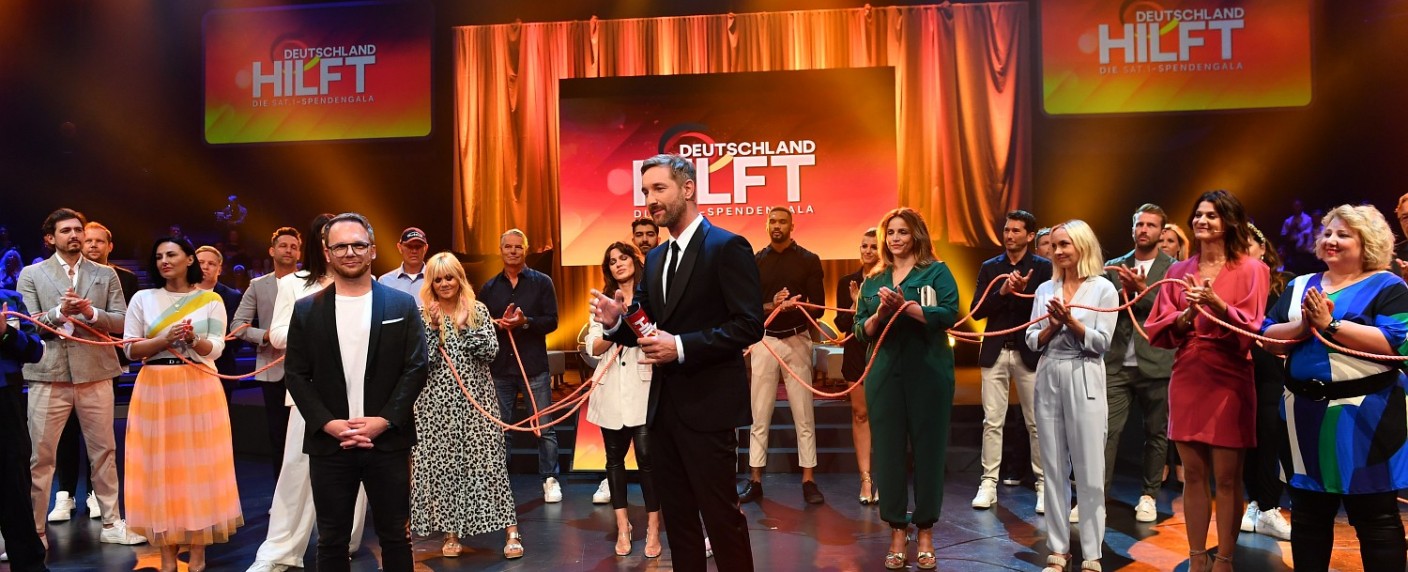 Quoten: Sat.1-Spendengala sammelt wenig Zuschauer, aber viel Geld – „Top Dog Germany“ und Gottschalks 90er-Show machen Primetime-Sieg unter sich aus – Bild: Sat.1/​Willi Weber