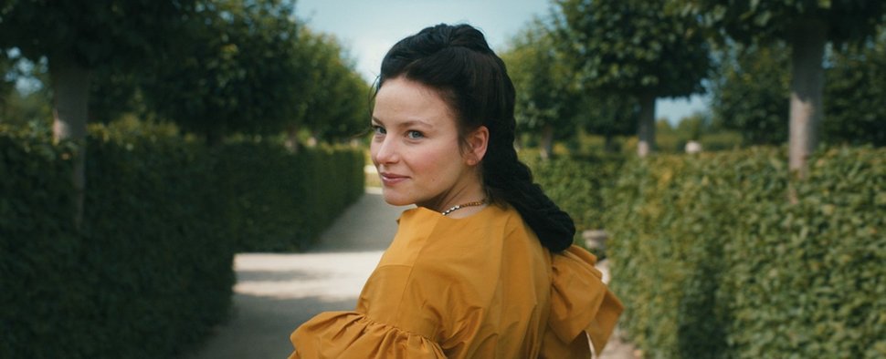 Devrim Lingnau lädt ein, ihr zur zweiten Staffel von „Die Kaiserin“ zu folgen – Bild: Julia Terjung/Netflix