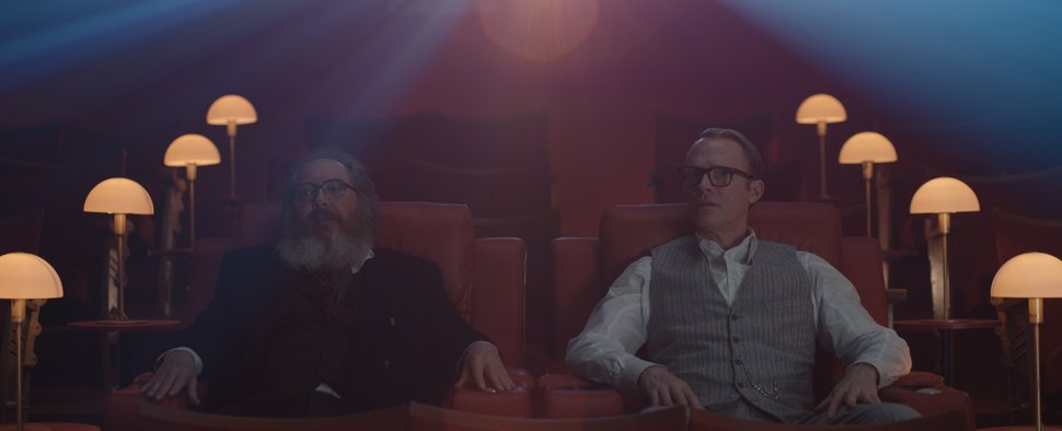 Gucken mal wieder Filme von früher: Ultron (James Spader) und Vision (Paul Bettany) im virtuellen Hauskino. – Bild: Disney+