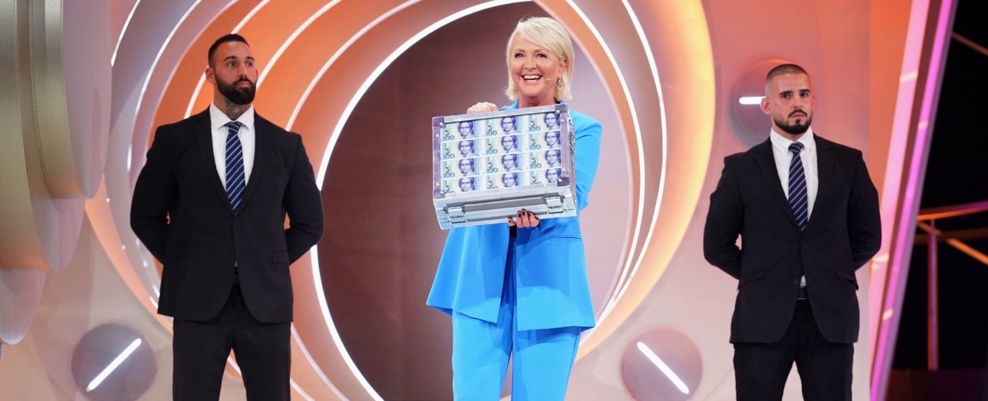 „Die 100.000 Mark Show“: Zurück in die 90er mit heißem Draht, Tresor und einer fantastischen Ulla Kock am Brink – Review – Neuauflage der RTL-Spielshow überzeugt auf ganzer Linie – Bild: RTL/​Stefan Gregorowius