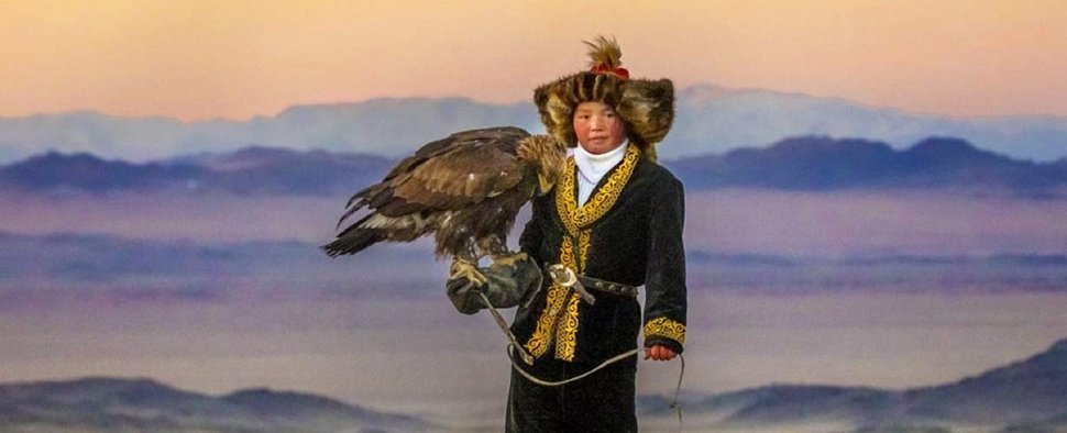 „Die 100 wildesten Geschichten aus dem Reich der Tiere“: Ein mongolisches Mädchen mit ihrem Adler – Bild: MG RTL D
