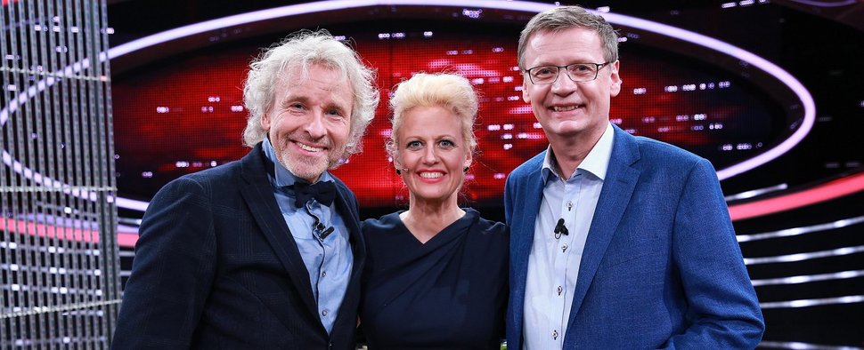 „Die 2“: Moderatorin Barbara Schöneberger mit Thomas Gottschalk und Günther Jauch – Bild: RTL/Stefan Gregorowius