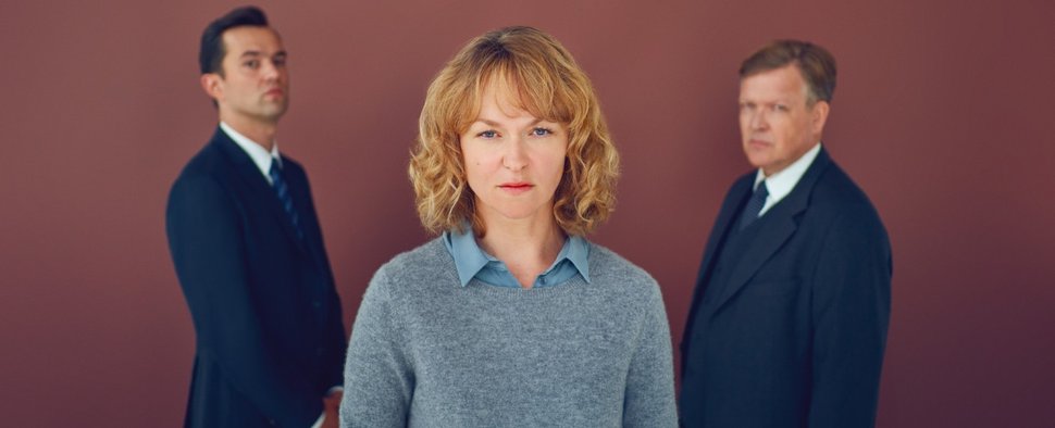 „Die Affäre Cum-Ex“: Lena Birkwald (Lisa Wagner, M.) jagt Sven Lebert (Nils Strunk l.) und Bernd Hausner (Justus von Dohnányi) – Bild: ZDF und Jens Koc
