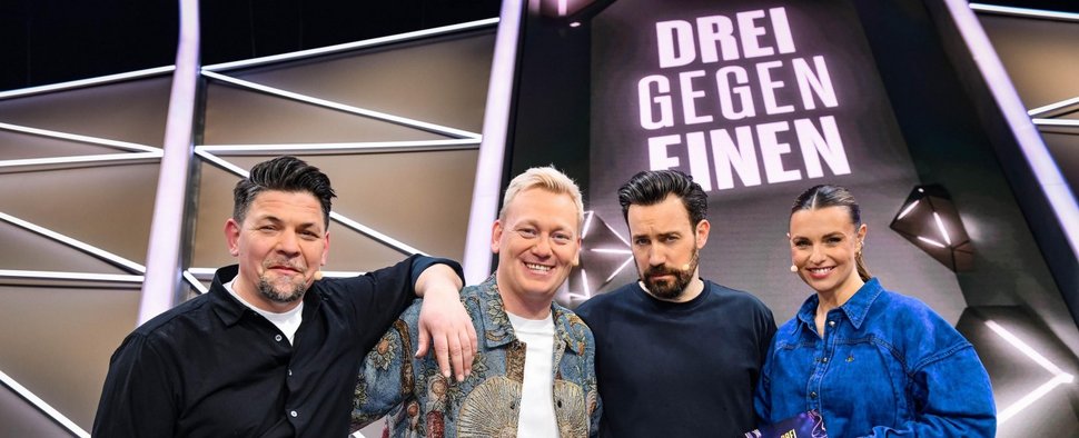 Die aktuelle Besetzung von „Drei gegen Einen – Die Show der Champions“: Tim Mälzer, Knossi und Jan Köppen sowie Moderatorin Laura Wontorra – Bild: RTL / Steffen Z Wolff