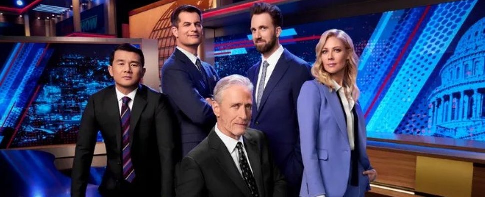Die aktuellen Moderatoren von „The Daily Show“ mit Jon Stewart in der Mitte – Bild: Comedy Central