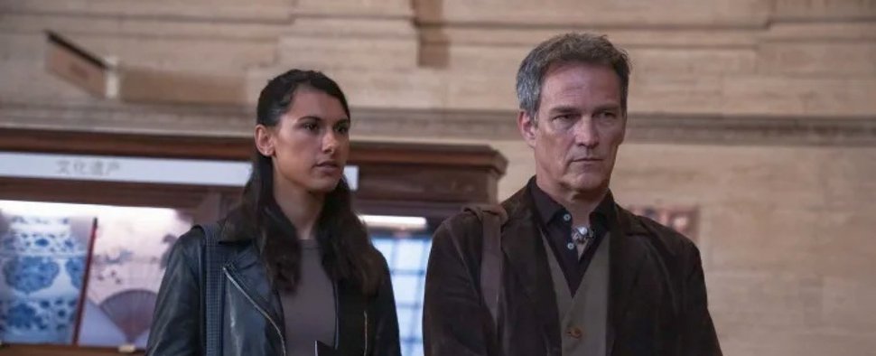 Die „Art Detectives“: DC Shazia Malik (Nina Singh; l.) und DI Mick Palmer (Stephen Moyer) – Bild: Acorn TV