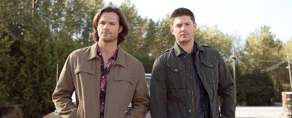 „Supernatural“: Jared Padalecki (l.) und Jensen Ackles (r.) sollen bald wieder vor der Kamera stehen – Bild: The CW