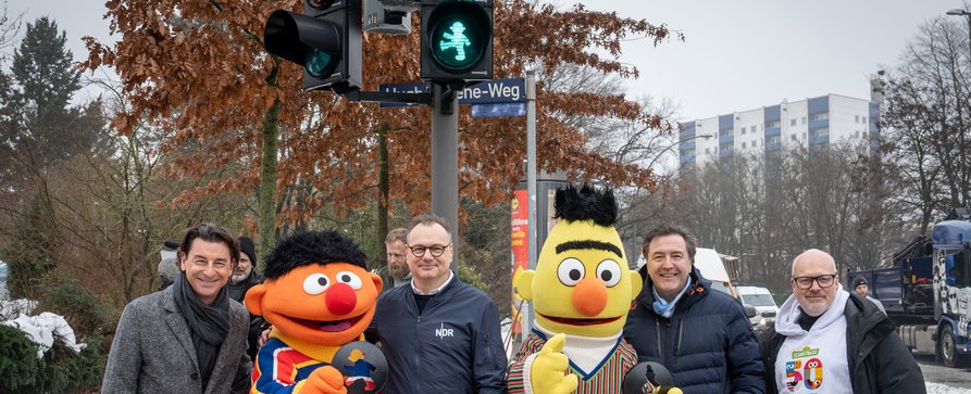 „Sesamstraße“: Ernie und Bert werden zu Ampelmännchen – Beliebte Figuren regeln künftig den Verkehr – Bild: NDR/​Janis Röhlig