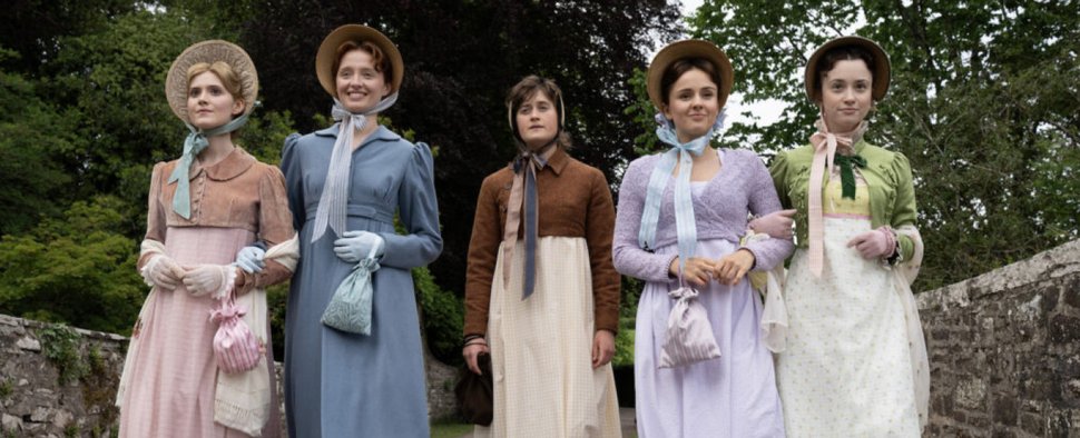 „The Other Bennet Sister“: Mary Bennet (Ella Bruccoleri, M.) im Kreise ihrer vier Schwestern – Bild: BBC