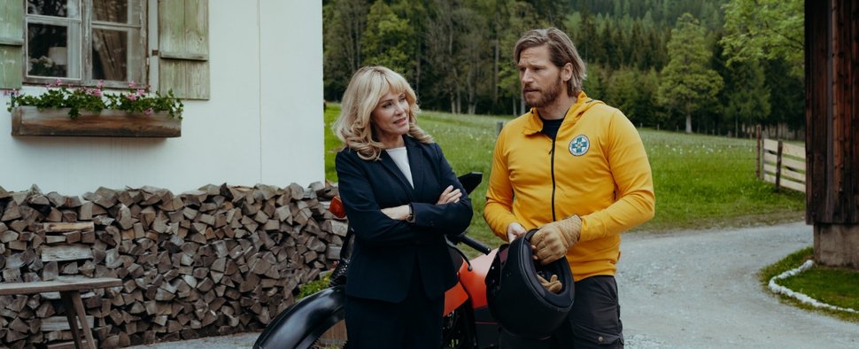 „Die Bergretter“: Elisa Röder (Sonja Kirchberger) und Markus Kofler (Sebastian Ströbel) – Bild: ZDF/Sabine Finger