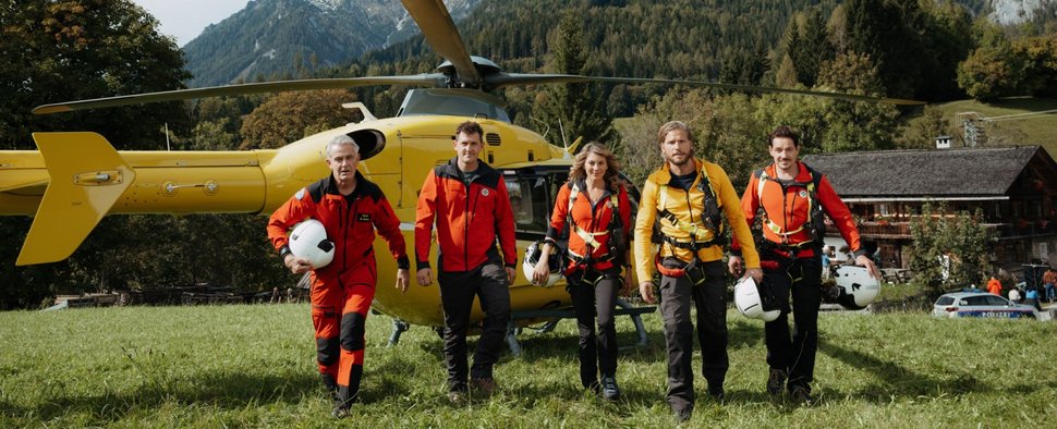 „Die Bergretter“ in Staffel 17: Markus (Sebastian Ströbel, 2. v. r.), Katharina (Luise Bähr, M.), Tobi (Markus Brandl, r.), Michi (Robert Lohr, l.) und Rudi (Michael Pascher, 2. v. l.) – Bild: ZDF/Sabine Finger