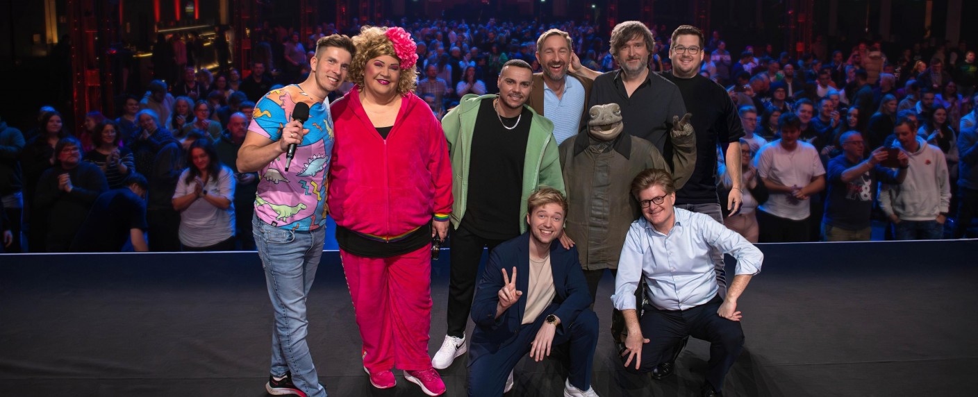 „Die besten Comedians Deutschlands“ kehren zurück: Vier neue Ausgaben der Stand-up-Show in Sat.1 – Mit Mario Barth, Chris Tall, Michael Mittermeier und letztem TV-Auftritt des verstorbenen Marcel Mann – Bild: Joyn/​Brainpool/​Steffen Z. Wolff