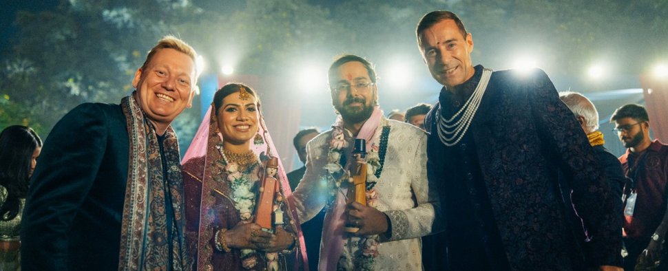 Jens „Knossi“ Knossalla (l.) und Kai Pflaume (r.) mit dem Brautpaar aus Indien – Bild: ARD/Julian Bogner