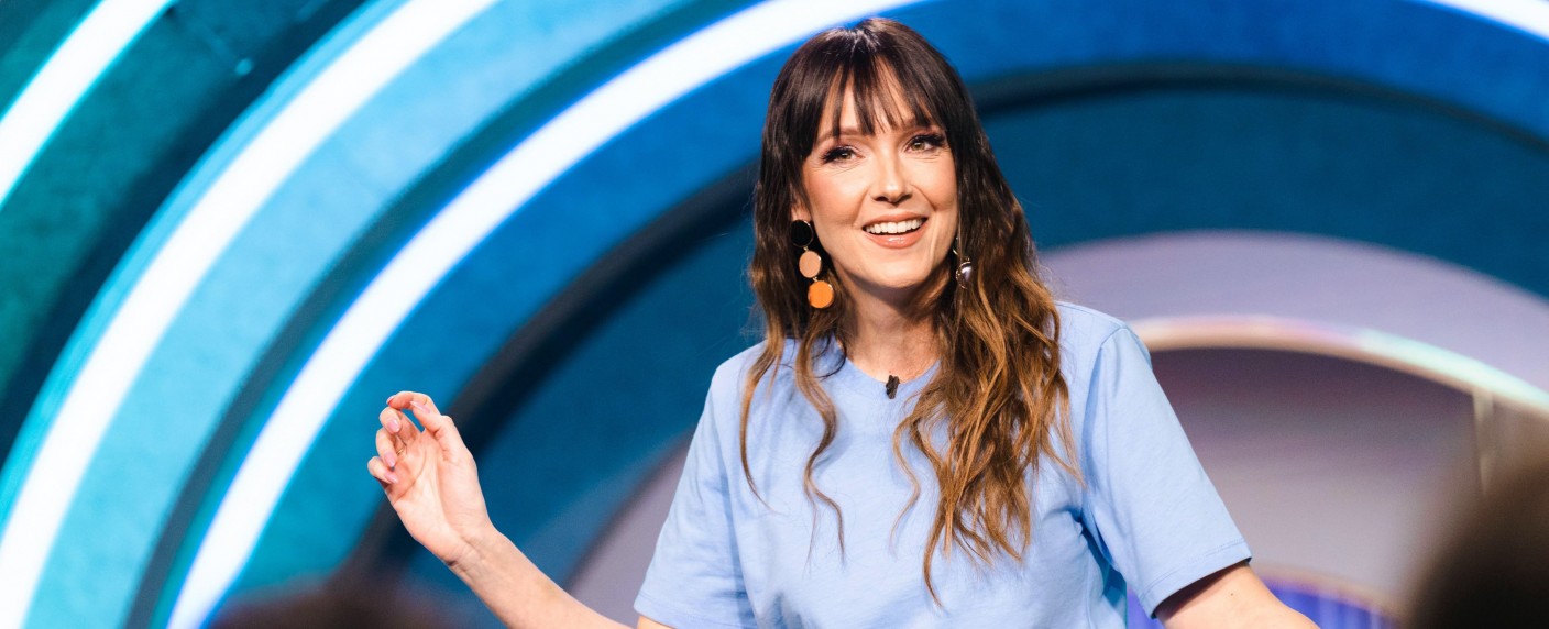 Zwei weitere Jahre: Carolin Kebekus und WDR setzen Zusammenarbeit fort – 32 neue Ausgaben von „DCKS“ vereinbart – Bild: WDR/​Ben Knabe