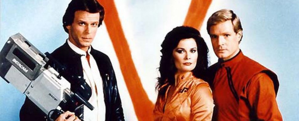 Die Darsteller der ersten „V“-Miniserie 1983: Jane Badler als Diana (m.), Marc Singer als Donovan (l.) und Frank Ashmore als Martin (r.) – Bild: Warner Bros. Television