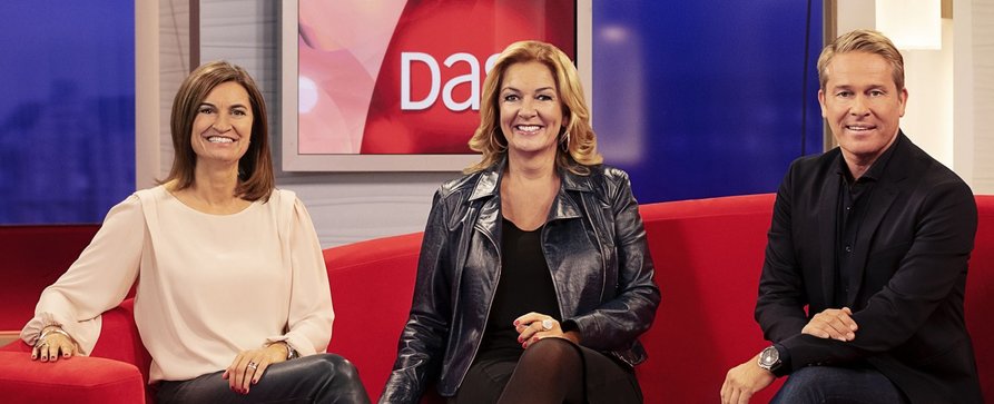 Jubiläum für Bettina Tietjen und Inka Schneider auf dem „Roten Sofa“ – „DAS!“ widmet den Moderatorinnen eine besondere Sendung – Bild: NDR/​Hendrik Lüders