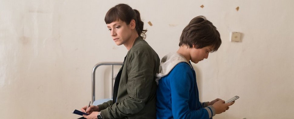 Die deutscher Ermittlerin Lisa Metz (Anna Schumacher) mit dem jungen Cipi (Voicu Dumitras) – Bild: HBO Europe