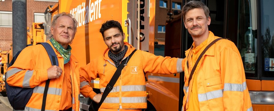 „Die Drei von der Müllabfuhr“ kehren zurück: Neue Folgen der Komödienreihe mit Uwe Ochsenknecht angekündigt – Müllwerker ergreifen Partei für junge Aktivisten – Bild: ARD Degeto/​Bavaria Fiction GmbH/​Conny Klein