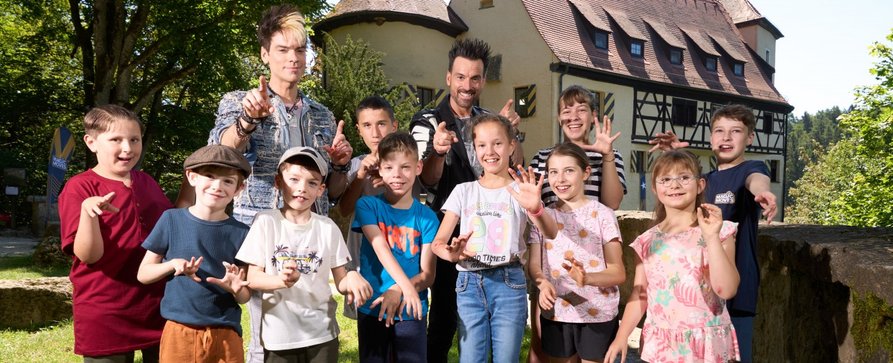Neues ZDF-Format: Ehrlich Brothers helfen halbseitig gelähmten Kindern – Zaubertricks sorgen für „Magic Moves“ – Bild: ZDF/​Jens Hartmann