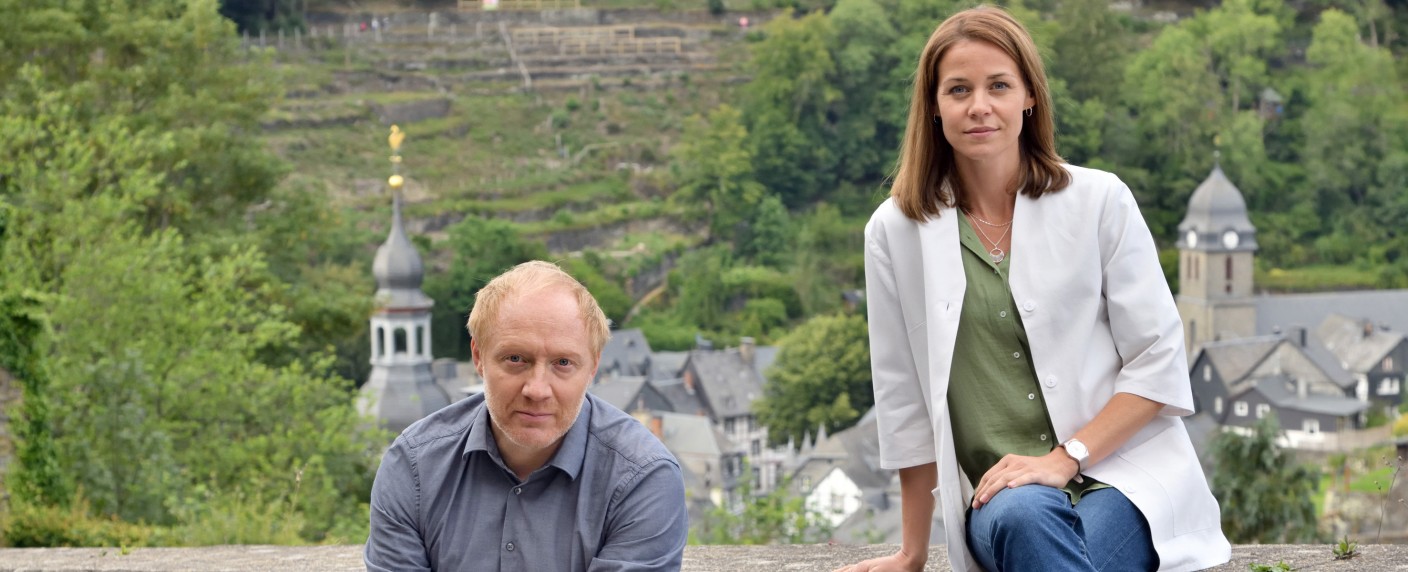 „Die Eifelpraxis“: Jessica Ginkel feiert Einstand in ARD-Erfolgsreihe – Zwei neue Folgen noch in diesem Herbst – Bild: ARD Degeto /​ Hardy Spitz