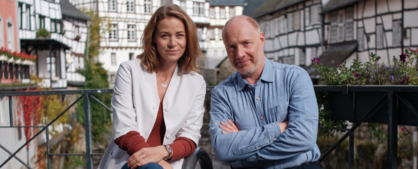 „Die Eifelpraxis“: Zwei neue Folgen der Reihe mit Jessica Ginkel und Simon Schwarz – ARD-Erfolgsreihe wird fortgesetzt – Bild: ARD Degeto/​Jan Raiber