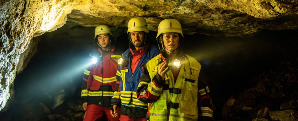 Florian Weber (Xiduo Zhao, l.), Marie Reiter (Christine Eixenberger, M.) und Peter Angerer (Stephan Luca) wagen sich in die Höhle vor – Bild: ZDF/Susanne Bernhard