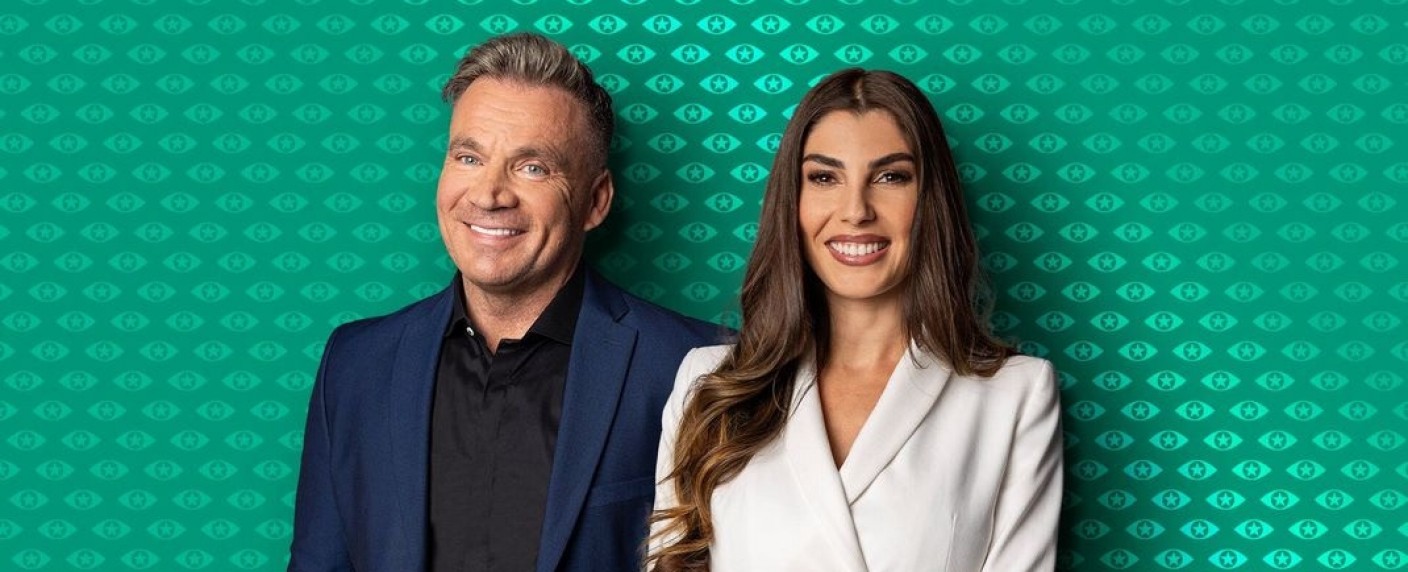 „Promi Big Brother“: Neuer Tag, neuer Ort, neuer Live-Stream – Elfte Staffel des Reality-Klassikers wirft Schatten voraus – Bild: SAT.1/​Bene Müller