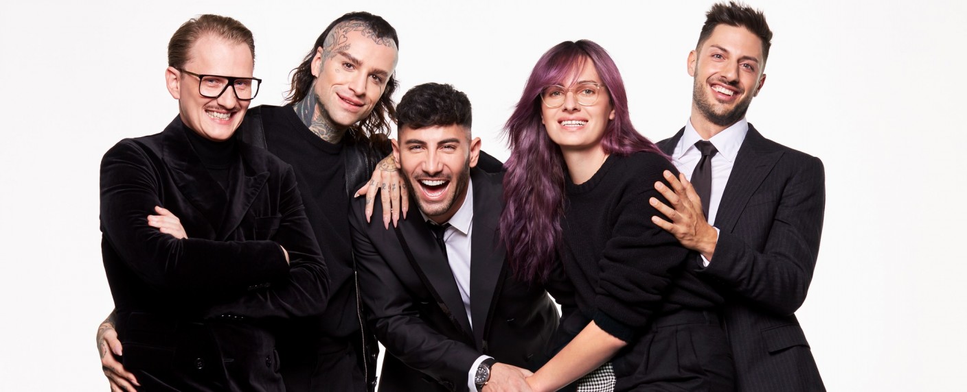 „Queer Eye Germany“: Trailer zur deutschen Adaption der Netflix-Show – Streamingdienst bringt Rainbow-TV als Leuchtsignal für Vielfalt und Optimismus – Bild: Netflix/​Thomas Schenk