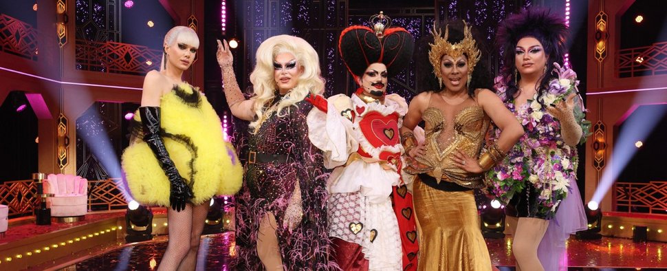 Die fünfköpfige Fachjury bei „Viva la Diva – Wer ist die Queen?“: (v. l.) Danny MaFanny, Laila Licious, Bambi Mercury, Catherrine Leclery und Pam Pengco – Bild: RTL / Frank W. Hempel