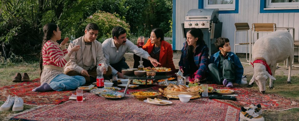 Die Familie Mafud: (v. l. n. r.) Medya (Xanim), Simon (Diyar Ilhan), Malik (Korkmaz Arslan), Meryem (Dorka Gryllus), Hevin (Bahar Balci) und Aras (Dian Aker) – Bild: ZDF/Mafalda Rakoš