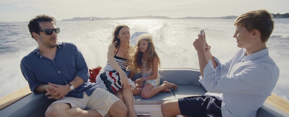Die Familie von John (Fahri Yadım) und Esther (Valerie Pachner) kann anfangs in „Delicious“ noch den Traumurlaub genießen – Bild: Courtesy of Netflix 2025